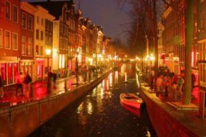 Ce NU mai aveţi voie să faceţi în Amsterdam când ajungeţi în zona FELINARELOR ROŞII