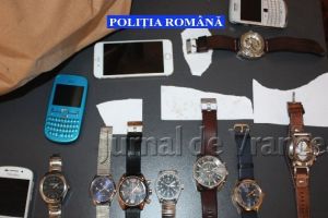 FOTO: Cinci tineri REȚINUȚI de poliţişti. Aceştia au spart mai multe locuinţe în luna ianuarie