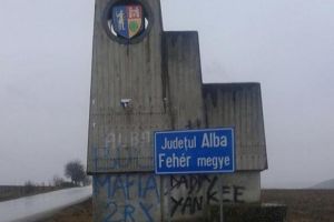 FOTO: Indicatorul aflat la limita dintre judeţele Alba şi Mureş, marcat şi în maghiară. Florin Roman: Dacă nu o să fie îndepărtat în termenul legal, o să-l scot eu!”
