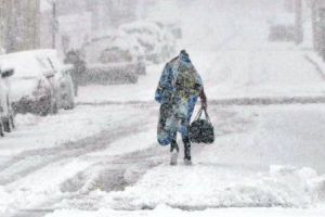 Ninsori viscolite la munte, intensificări ale vântului şi precipitaţii mixte în mai multe zone ale ţării, până duminică seara. Risc de avalanşe!