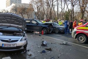 Accident şocant în Capitală: După ce a prizat cocaină, un şofer de BMW a buşit 3 maşini, bătându-şi nevasta la volan (VIDEO)