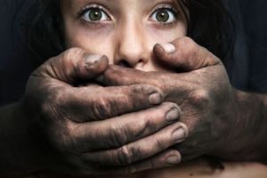 INCESTUL care FACE OCOLUL LUMII. Fata de 18 ani POARTĂ COPILUL TATĂLUI de 42. Traseul unor apucături bolnave