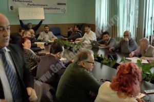 MORENI: Cetăţean scos cu poliţia din şedinţa de Consiliul Local, la cererea primarului, deşi bărbatul nu a scos un sunet