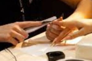 Important! Ce păţesc femeile care îşi fac MANICHIURA cu GEL