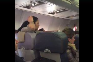VIDEO – Panică într-un avion cu români care mergea spre Italia. A intervenit poliţia