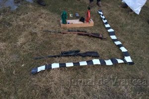 FOTO: Arme de vânătoare folosite de doi bărbaţi pe un câmp din Panciu. Jandarmii i-au prins în flagrant