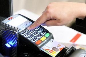 Plata cu cardul în 2018. Cine va controla dacă firmele şi instituţiile au POS-uri