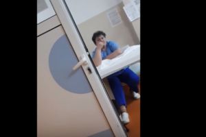 SCANDALOS! Infirmiere filmate în timp ce mănâncă seminţe lângă un pacient cu arsuri, care le cere ajutorul