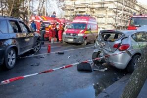 Accident in Boldesti. Un sofer beat a intrat cu masina in stalpul de electricitate