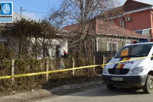 Bataie intre doua familii de tigani, in Plopeni Sat! Un barbat a fost lovit cu toporul in cap. Politistii au tras focuri de arma ca sa-i desparta pe batausi