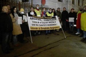 ULTIMA ORĂ – Protest nocturn la sediul PSD Argeş