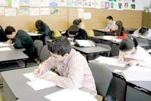 Zeci de elevi huşeni, calificaţi la judeţenele de biologie şi religie