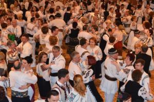 FOTO, VIDEO: Balul Însuraţilor, omagiu adus Centenarului Unirii