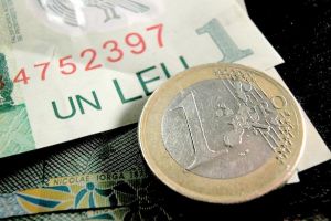 Instabilitatea politică şi legislativă devalorizează moneda naţională: Cât mai creşte euro în raport cu leul?
