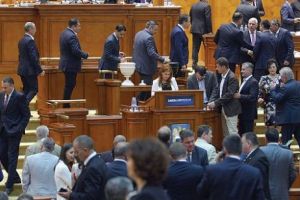 Aritmetica trădării: Guvernul Dăncilă, învestit cu voturi din PNL - USR - PMP