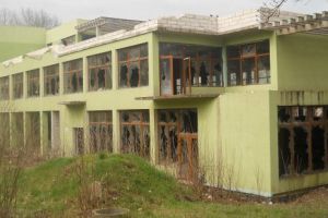 Clădirea din parc va fi demolată anul acesta. Imobilul ridicat ilegal în Parcul „Corvinul” va fi dat jos de Primăria Hunedoarei