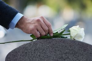 Singur printre străini: Un localnic din Almaşu Mic n-a avut loc în cimitirul satului din cauza… religiei