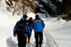 Un tată şi fiul său au fost salvaţi de jandarmii montani din Munţii Bucegi