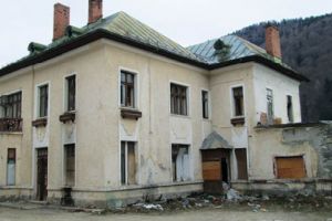 Proprietarii din Sinaia ai imobilelor lăsate în paragină vor plăti impozit majorat