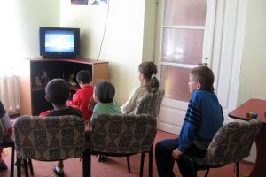 Peste o sută de copii au ajuns în Centrul de Urgenţă din cauza sărăciei, a violenţei în ...