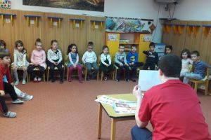 FOTO. ”Împreună pentru o educaţie de calitate”: Medicul stomatolog Nicolae Volonciu, alături de copiii de la Grădiniţa ”Scufiţa Roşie” din Alba Iulia
