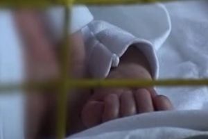 O fetiţă de doi ani a căzut în apă clocotită, dar mama ei a refuzat să o ducă la spital. Poliţia face cercetări
