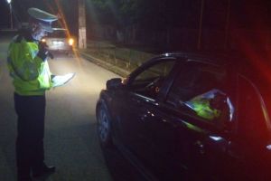Hoţ la 17 ani. A furat o maşină, însă ,,distracţia” s-a încheiat când a dat nas în nas cu poliţiştii
