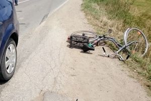 Biciclist in stare grava dupa ce a fost lovit de o autoutilitara. Soferul a fugit de la locul accidentului