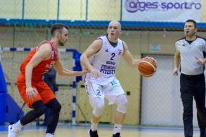 Baschetbaliştii piteştenii i-au zdrobit pe „câini”: 115-65