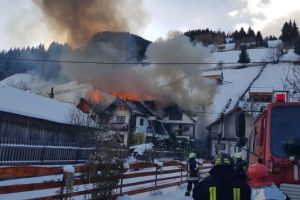 Incendiu la Șinca Veche, cu victime: o femeie şi un copil. A fost solicitat elicopterul SMURD