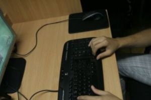 Ce a păţit un gamer înrăit care s-a jucat pe calculator timp de 20 de ore! Paramedicii au intervenit de URGENȚĂ