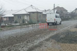 FOTO. Dezastru pe şosea la Odoreu. Plin de pietriş pe drum