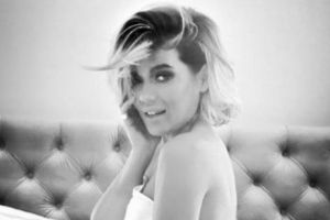 Ar putea fi CEA MAI FIERBINTE ipostază a anului! Cum s-a pozat Gina Pistol printre cearşafuri. Fotografia a fost „scăpată” pe internet