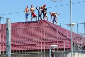 După modelul puşcăriaşilor, poliţiştii ameninţă că vor protesta pe acoperişul secţiei