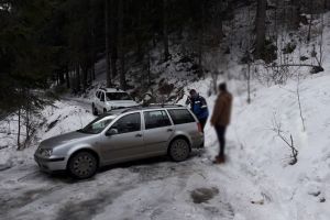 Jandarmii din Lacu Roşu au ajutat un tânăr care a rămas blocat cu maşina în zăpadă
