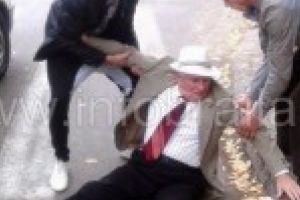 Un barbat de 62 de ani a fost acrosat cu oglinda laterala a unui microbuz