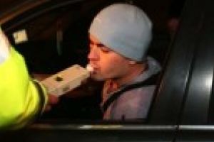 Un barbat baut si fara permis a fost oprit in trafic de politisti