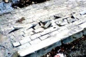 Trotuarele din cartierul lui Dragomir sunt praf