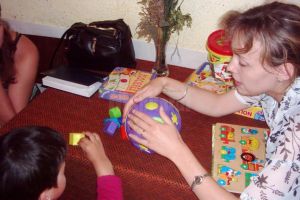 Trei echipe mobile oferă servicii logopedice, psihologice şi kinetoterapeutice gratuite ...