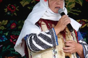 ”Bătrâneasca de la Bilca”, un dans al babelor jucat pe scenă de o jumătate de veac