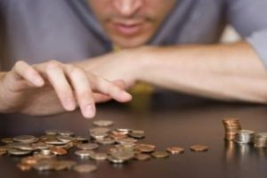 Aşteptaţi cu emoţii ziua de salariu? Parlamentarii au avut grijă să-şi mărească lefurile cu sute de lei!