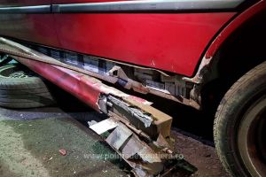 FOTO. Țigări de contrabandă, ascunse în podeaua maşinii. Cum au descoperit poliţiştii ,,marfa”