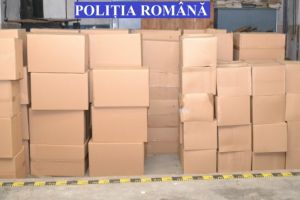 Pachete de tigarete transportate ilegale, ridicate de politisti. Soferul a incercat sa fuga