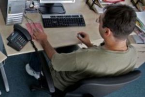 Sucevean care se dădea femeie pe Facebook, prins după ce şi-a tapat de bani ”iubitul”