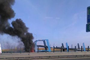 Cap tractor in flacari pe autostrada Arad – Timisoara