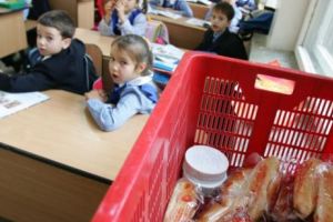 E lege! Legume, fructe, lactate şi cornuri pentru toţi şcolarii ţării! Ei vor face şi lecţii de nutriţie
