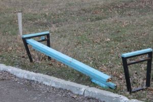 Tineri din Zlatna cercetaţi pentru distrugere de mobilier stradal – ”Victime” au fost 11 bănci, amplasate pe marginea drumului comunal din Feneş