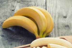 Deputaţii au decis: Preşcolarii şi elevii vor beneficia de fructe proaspete, în special de banane, în conformitate cu normele europene