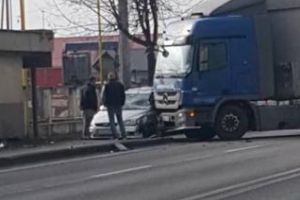 Accident lângă Aeroportul Cluj. Un TIR s-a urcat peste un autoturism - FOTO