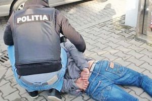 Spărgători în vizor: Poliţiştii au prins trei hoţi care acţionau în zona Beiuş şi încă doi care luau la rând casele din Oradea